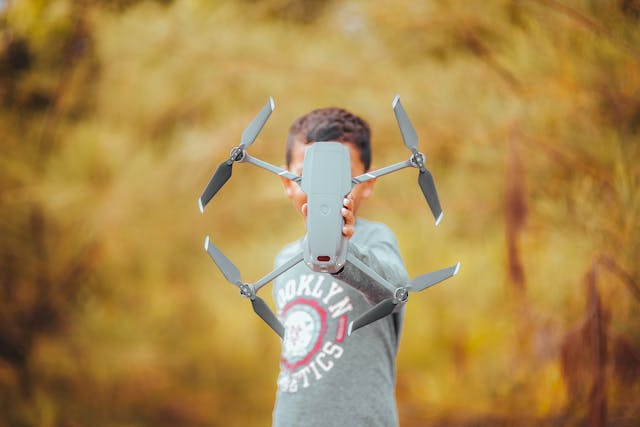 Drone pentru copii, un cadou modern care stârnește curiozitatea